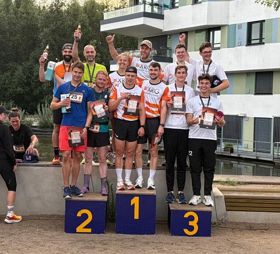 Das schnellere Staffelteam auf dem dritten Platz des Siegerpodestes