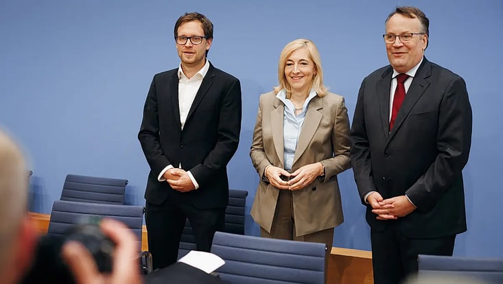 BM Nina Warken mit Prof. Dr. Michael Laxy (l.) und Prof. Dr. Gregor Thüsing von der „FinanzKommission Gesundheit“