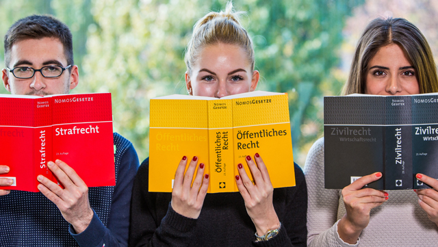 Studierende mit Gesetzen
