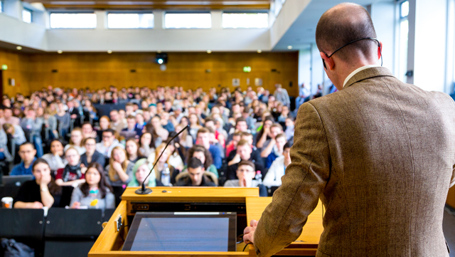 Professor hält Vorlesung