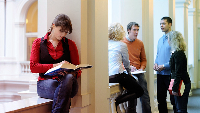 Studierende unterhalten sich