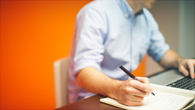 Student an Arbeitsplatz