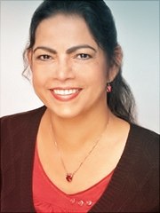 Ein Portraitfoto von Holders, Primrose