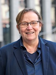 Ein Portraitfoto von Katrin Brettfeld