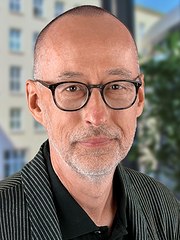 Ein Portraitfoto von Thomas Flint